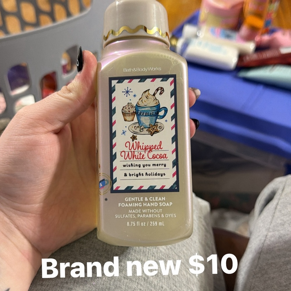 Bath & Body Works Whipped White Cocoa Hand Soap - Cream and Gold
